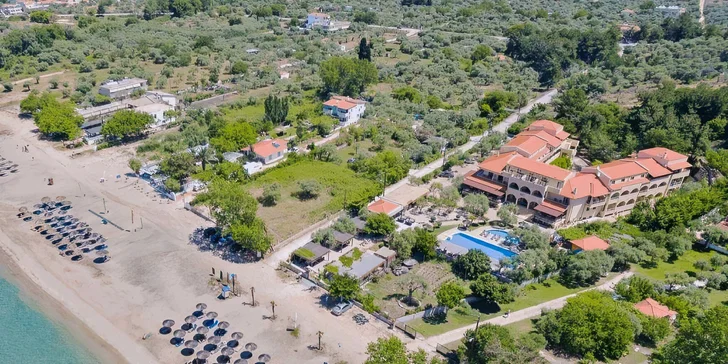 Písčitá pláž se nachází hned u hotelu.