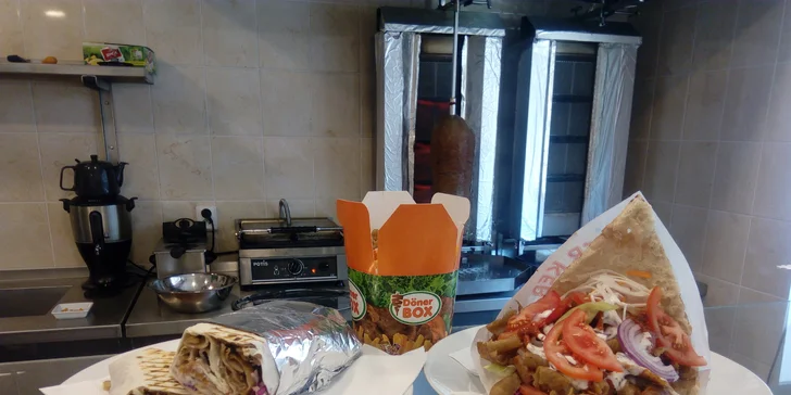 Tradiční kebab v domácím chlebu nebo tortille včetně nápoje