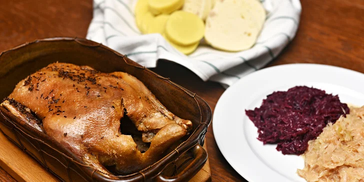 Pořádné staročeské hody: celá pečená kachna, zelí a knedlíky až pro 4 osoby