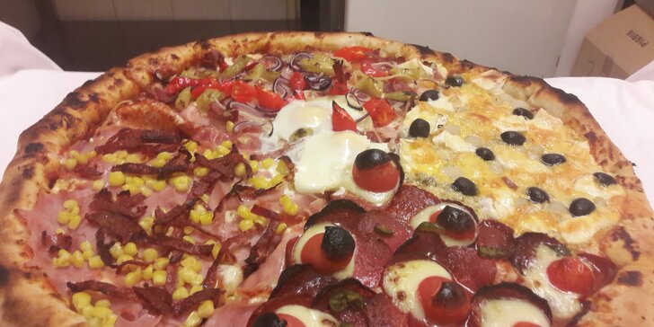 Jumbo pizza s průměrem 50 cm složená ze 4 druhů: salámy, sýry i slanina