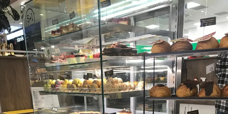 Zamlsejte si: dort i makronka a káva podle výběru v cukrárně na Smíchově