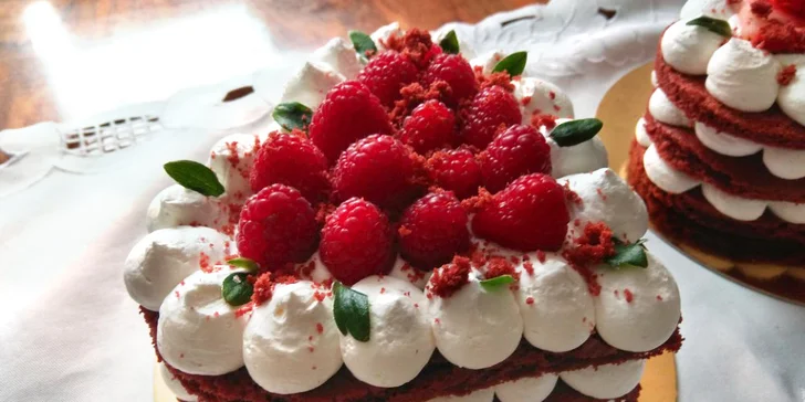 V nabídce najdete red velvet korpus s krémem a čerstvými jahodami či malinami i piškotový dort Malakov se šlehačkou a strouhanou čokoládou.