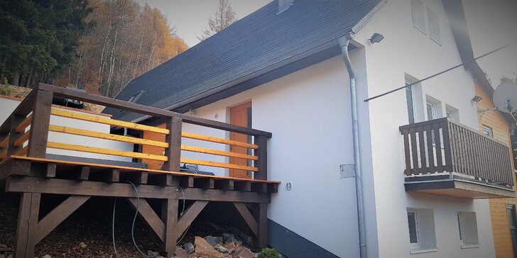 Moderní chata se saunou a vířivkou v Krušných horách pro partu nebo rodinu