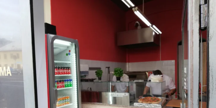 2 pizzy dle výběru s sebou či s možností rozvozu: šunková, špenátová i Hawai