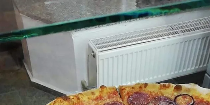 2 pizzy dle výběru s sebou či s možností rozvozu: šunková, špenátová i Hawai