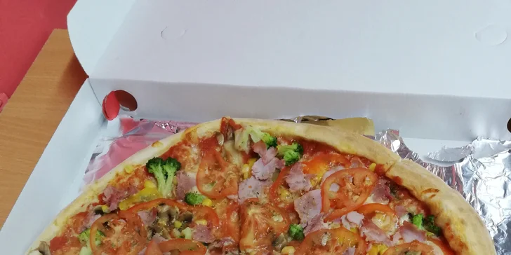 2 pizzy dle výběru s sebou či s možností rozvozu: šunková, špenátová i Hawai