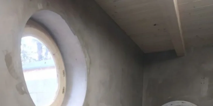 K dispozici je i hygienické zázemí s WC a sprchou.