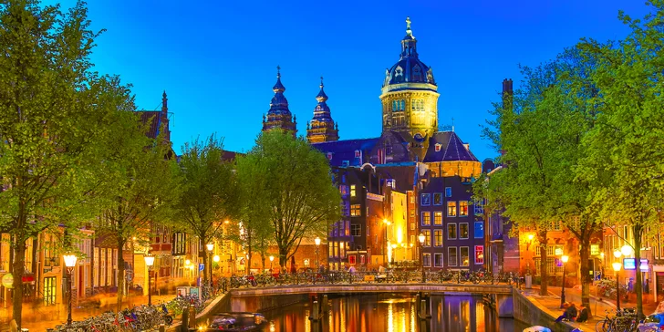 Amsterdam nabízí skvělou atmosféru pro večerní procházky, nákupy či návštěvu restaurace nebo baru. 