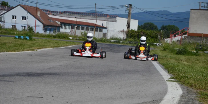 Adrenalin jako v F1: jízda v profesionální motokáře na závodním okruhu