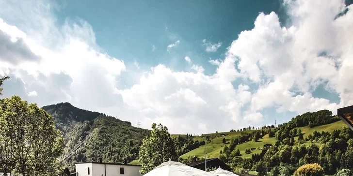 Vonkajší vyhrievaný bazén ponúka výhľad na horské panorámy.