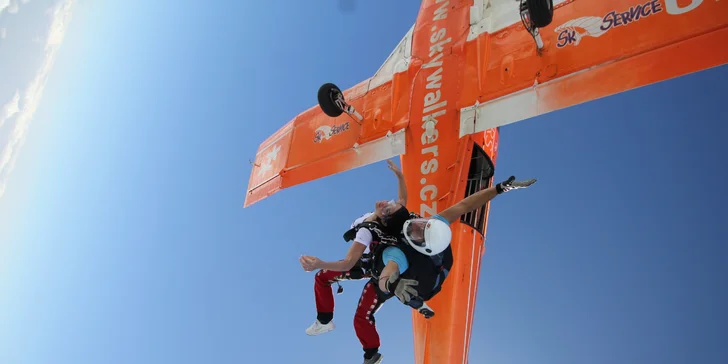 Tandemový seskok padákem z výšky 3000–4200 m s fotkami i videozáznamem