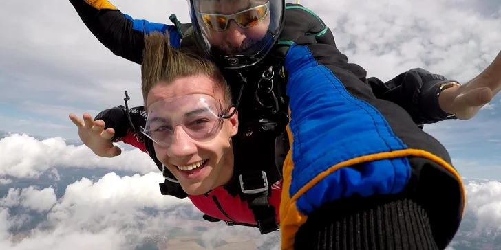 Tandemový seskok s padákem: místo seskoku Chomutov, fotky i videozáznam na památku