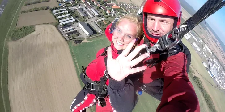 Tandemový seskok s padákem: místo seskoku Chomutov, fotky i videozáznam na památku