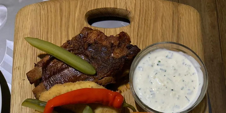Pořádná hostina: pikantní křídla, řízky a BBQ žebra, hranolky i dipy pro 4 os.