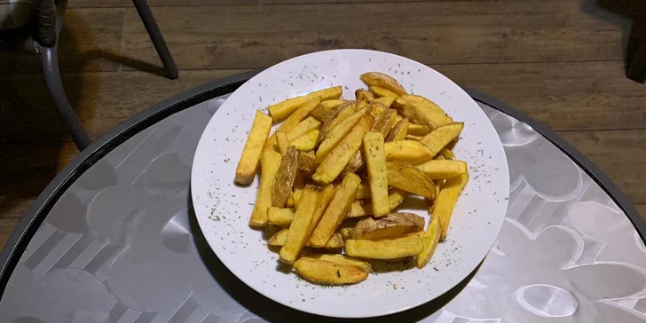Pořádná hostina: pikantní křídla, řízky a BBQ žebra, hranolky i dipy pro 4 os.