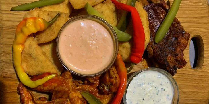 Pořádná hostina: pikantní křídla, řízky a BBQ žebra, hranolky i dipy pro 4 os.