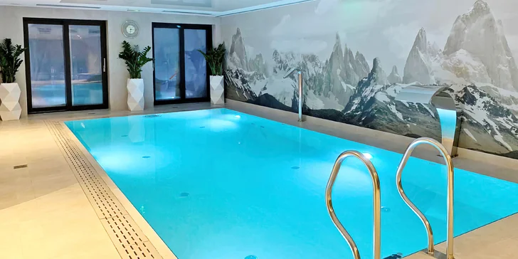 Každý den si můžete užívat relaxaci v jedné ze tří vířivek, zaplavat si ve vnitřním bazénu nebo se jít uvolnit do finské či parní sauny.