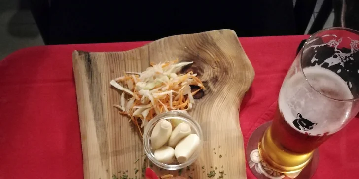 300 g jemně nasekaného tataráku, 10 topinek a domácí zelný salát
