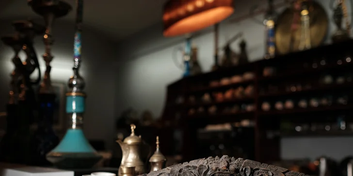 Poklidný dýchánek v čajovně Nefertiti: vodní dýmka a nápoj dle výběru