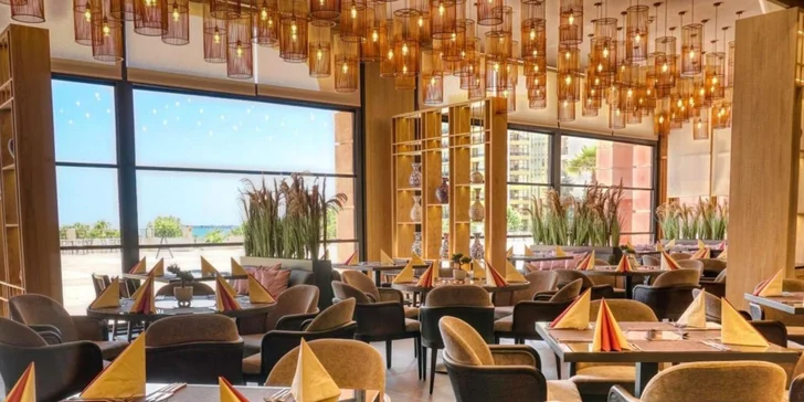 Hlavní restaurace funguje jako dějiště kulinářských přehlídek.