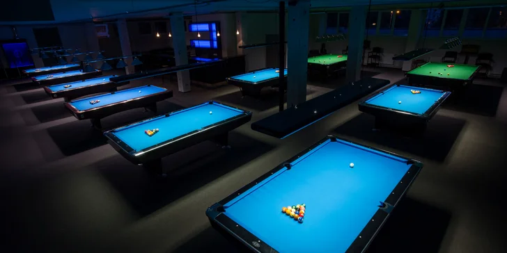 Zahrajte si: 2 hodiny poolu, karambolu nebo snookeru až pro 4 osoby