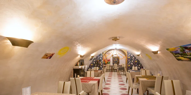 V indickej reštaurácii Himalaya restro bar & shisha lounge s barom a sedením pre vychutnanie vodnej fajky, si môžete vychutnať lahodnú kuchyňu s prvkami ajurvédy, ktorej základom je korenie dovážané priamo z Indie.
