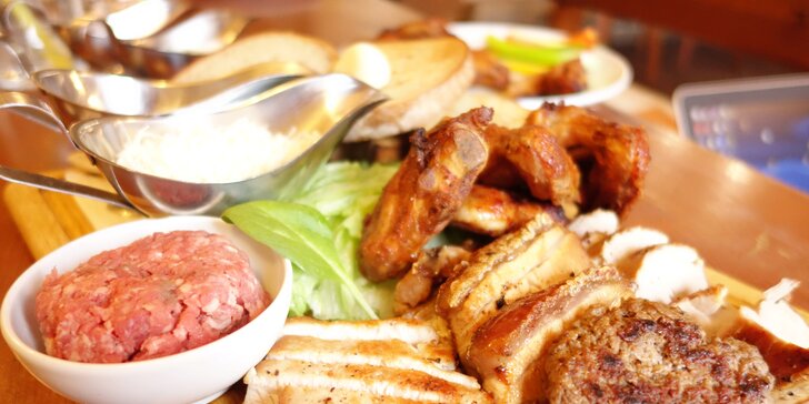 Pochutnejte si na pořádné porci masa: prkno plné dobrot pro 2 osoby
