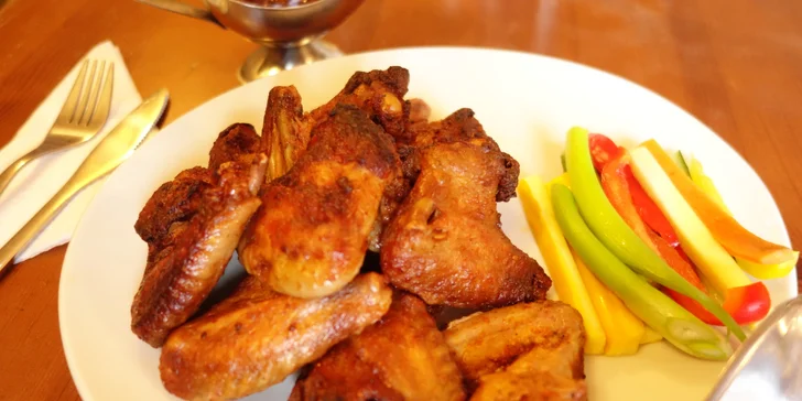 1 kg pikantních kuřecích křidélek se zeleninou, tatarskou omáčkou a hranolky