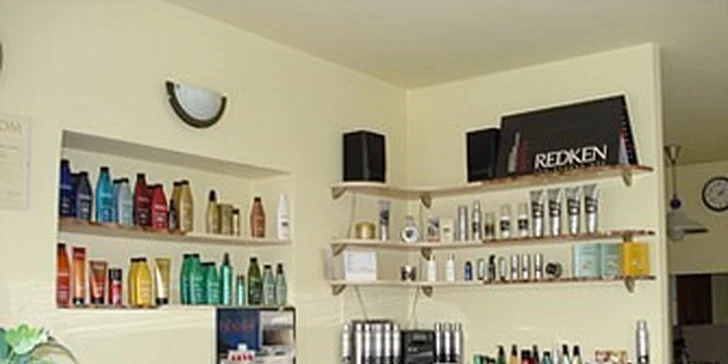 750 Kč za zářivý blond nebo barevný melír od Redken s intenzivním ošetřením