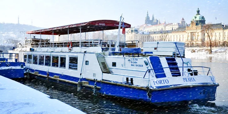 Romantika na Vltavě: zimní plavby centrem Prahy i s občerstvením