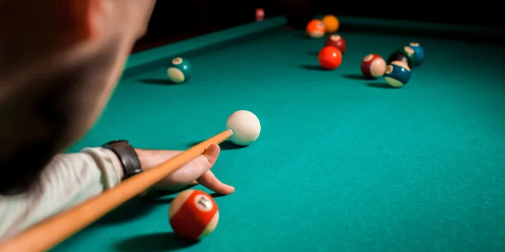 Zahrajte si: 2 hodiny poolu, karambolu nebo snookeru až pro 4 osoby