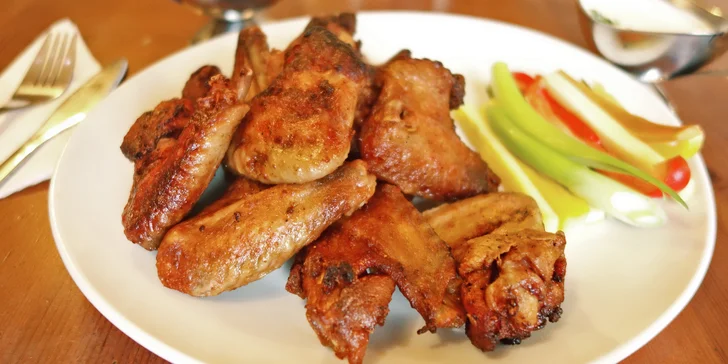 1 kg pikantních kuřecích křidélek se zeleninou, tatarskou omáčkou a hranolky