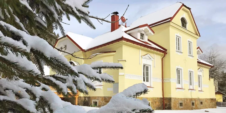 Lyžování i jarní pohoda v Beskydech pro páry i rodiny: apartmán se snídaní