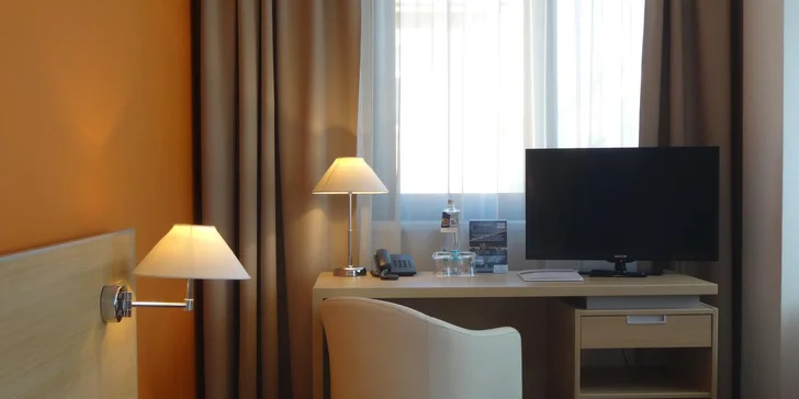 V pokoji najdete TV s LCD monitorem, trezor, telefon s přímou volbou a Wi-Fi internet zdarma. 