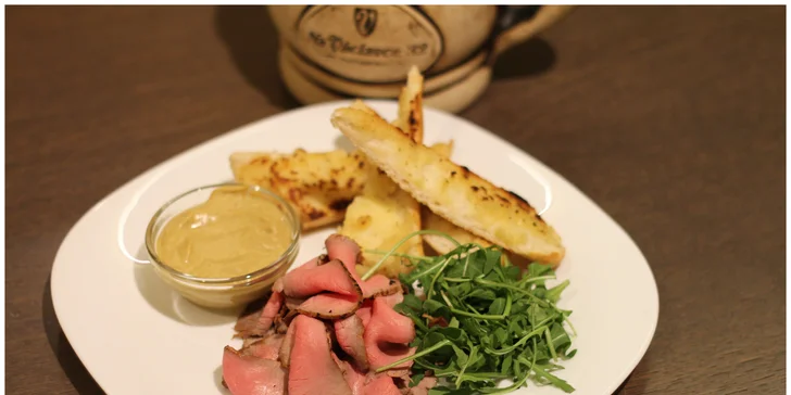 3chodové menu Na Václavce pro 2: roastbeef, kotleta s fazolkami a tiramisu