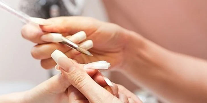 450 Kč za modelaci nehtů nebo standardní manikúru a nalíčení. Sleva 45 %.