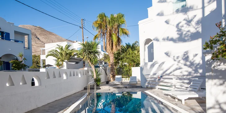 Již při prvním kontaktu vás tento rodinný areál osloví svou neformální elegancí, která je pro ostrov Santorini tak typická. 