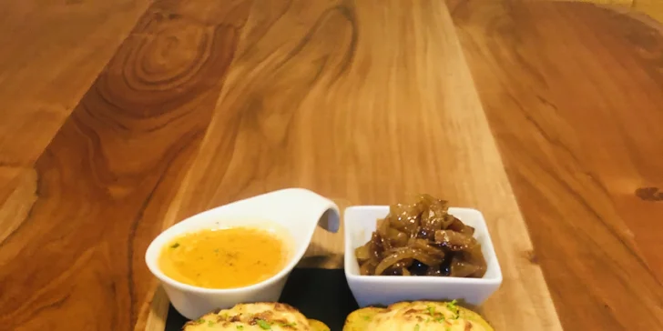 New York steak s omáčkami a pečenými plněnými bramborami pro dva