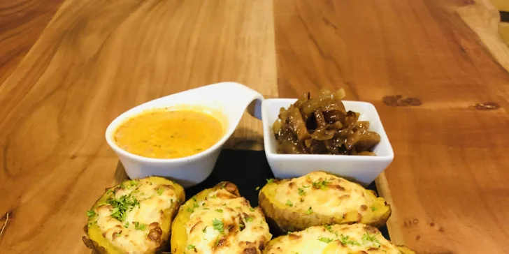 New York steak s omáčkami a pečenými plněnými bramborami pro dva