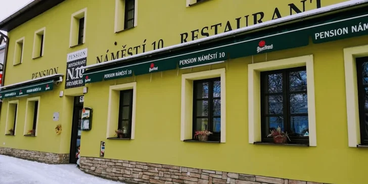 Hotel stojí na náměstí ve Frymburku (10 km od Lipna nad Vltavou a jen 1 km od skiareálu). 