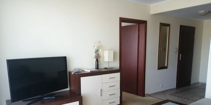 Ten má navíc obývací pokoj s gaučem, který může sloužit jako dvě přistýlky. Potěší vás i vlastním balkonem.