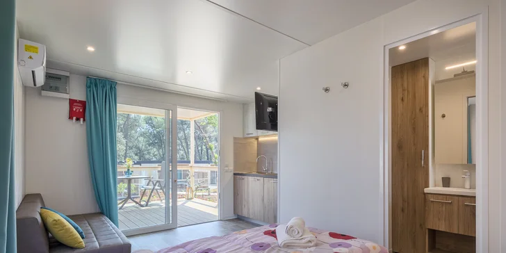 V Premium Suite je obývací část spojená s ložnicí. 