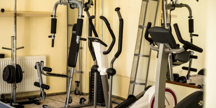 Pokud by zrovna počasí nepřálo, rozhýbat tělo můžete i v místním fitness.