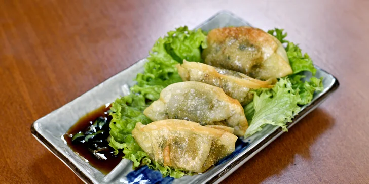 21 nebo 26 kousků sushi, 6 taštiček Gun mandu a wakame polévka pro dva