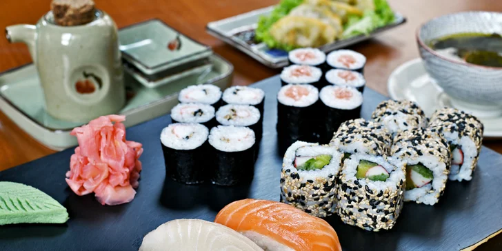 21 nebo 26 kousků sushi, 6 taštiček Gun mandu a wakame polévka pro dva