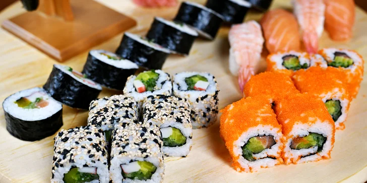 21 nebo 26 kousků sushi, 6 taštiček Gun mandu a wakame polévka pro dva
