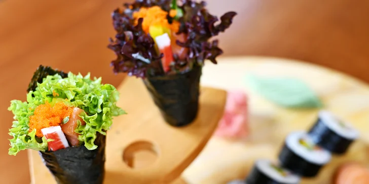 21 nebo 26 kousků sushi, 6 taštiček Gun mandu a wakame polévka pro dva