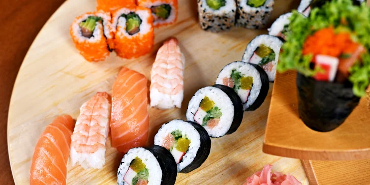 21 nebo 26 kousků sushi, 6 taštiček Gun mandu a wakame polévka pro dva