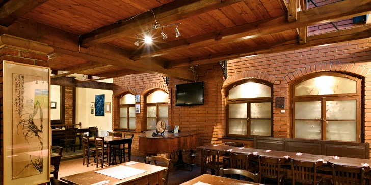 21 nebo 26 kousků sushi, 6 taštiček Gun mandu a wakame polévka pro dva