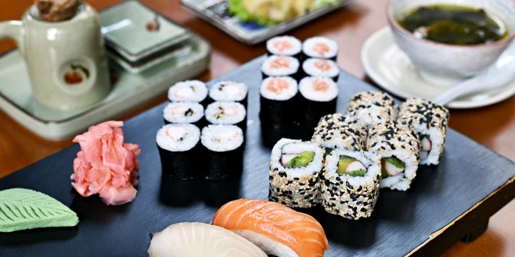 21 nebo 26 kousků sushi, 6 taštiček Gun mandu a wakame polévka pro dva